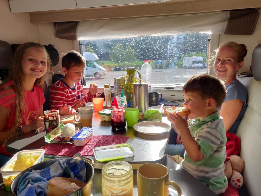 Beim Frühstück scheint schon wieder die Sonne.