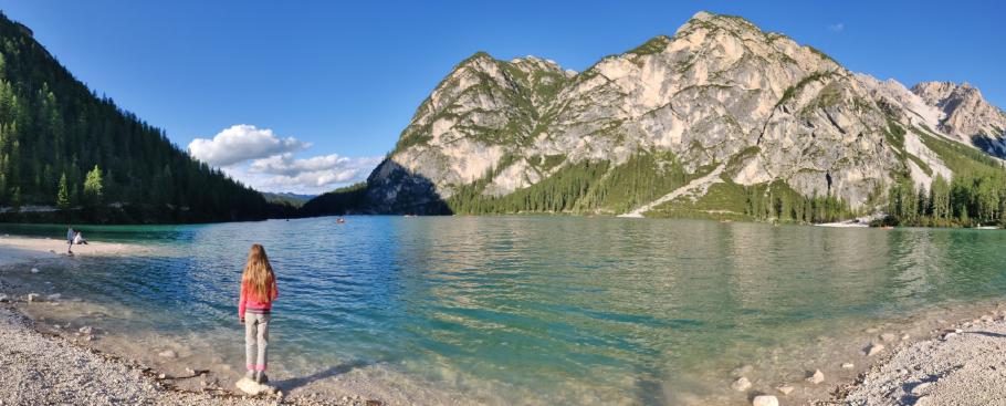 Die Abendsonne taucht die Berge in warmes Licht.