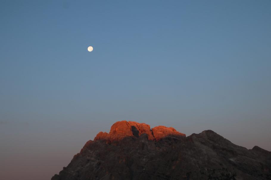 Die Sonne färbt gerade erst die Spitzen der höchsten Berge ein.
