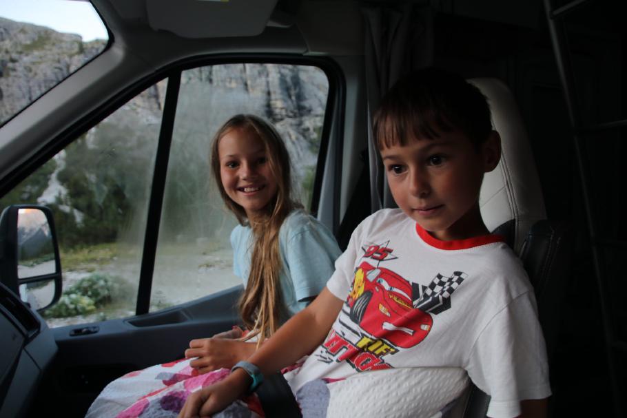 Die Kinder schlafen noch halb, wollen aber beide vorne sitzen.