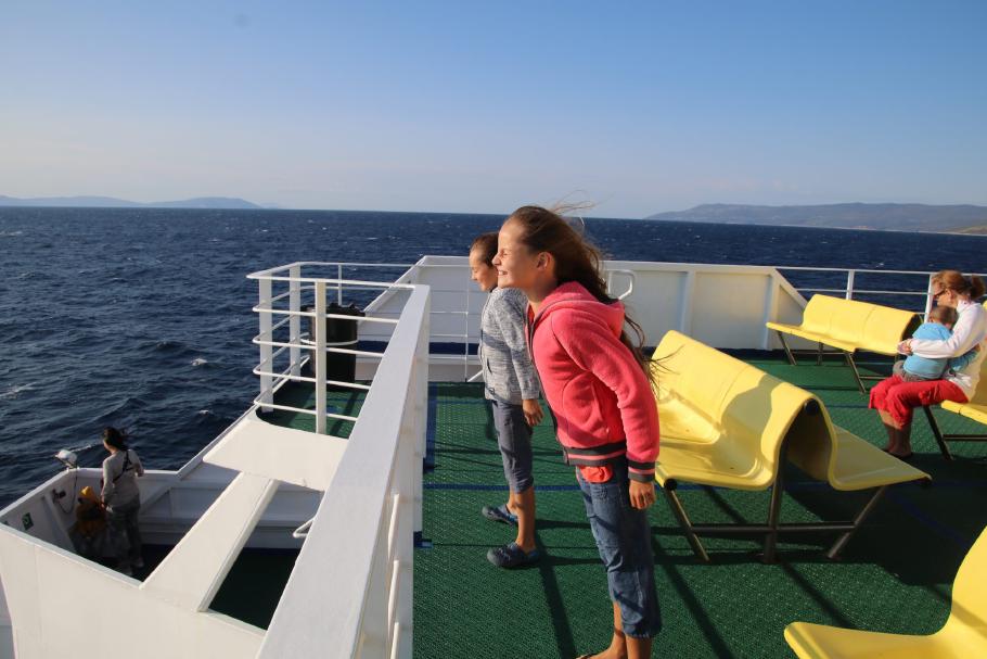 Auf der Fähre ist es stürmisch.