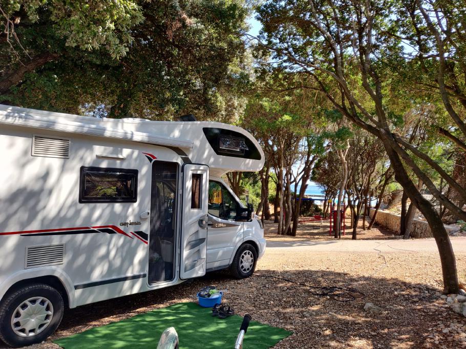 Vom Strand trennt uns nur der Kinderspielplatz.