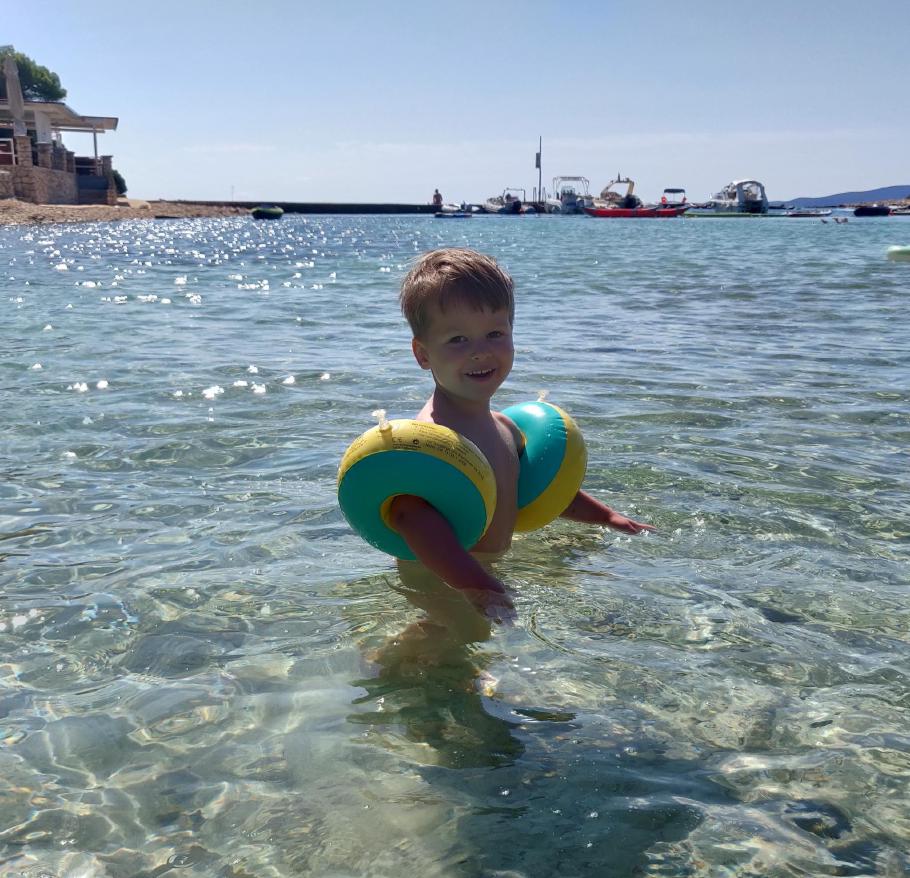 Mattis liebt das warme Meer.