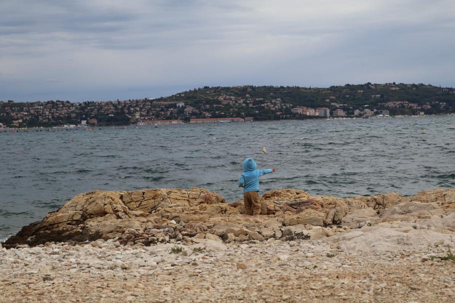 Mattis bei seiner Lieblingsbeschäftigung, während wir am Samstag morgen warten, dass die Sonne heraus kommt.