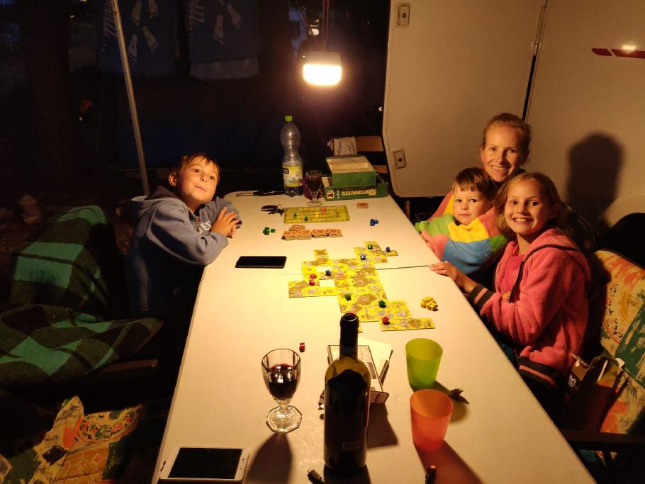 Mattis mag nicht schlafen und darf auch mit zum Spieleabend.