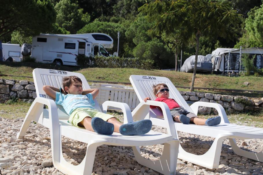 Die Jungs chillen zusammen.