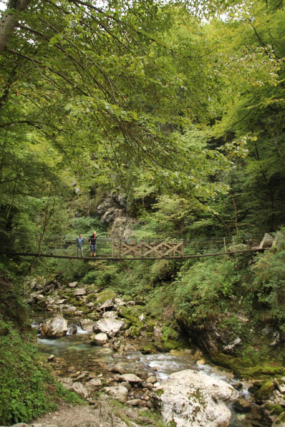 Mattis traut der Brücke nicht und lässt sich tragen.