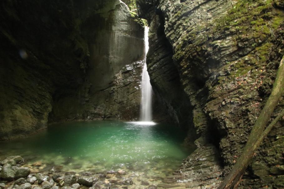 Der Wasserfall liegt in einem tiefen Einschnitt im Fels.