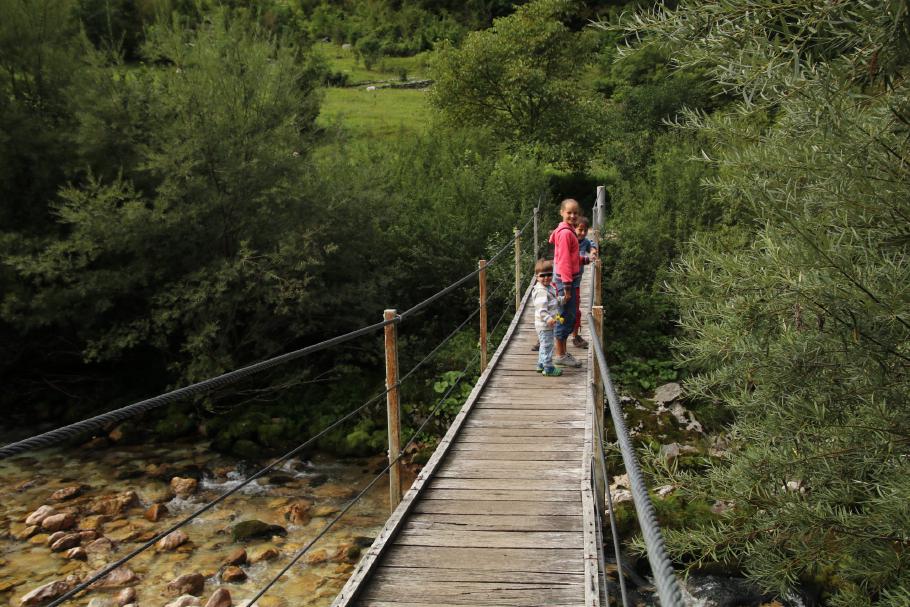 Erst über den Fluss, dann geht’s nebenher stromaufwärts.