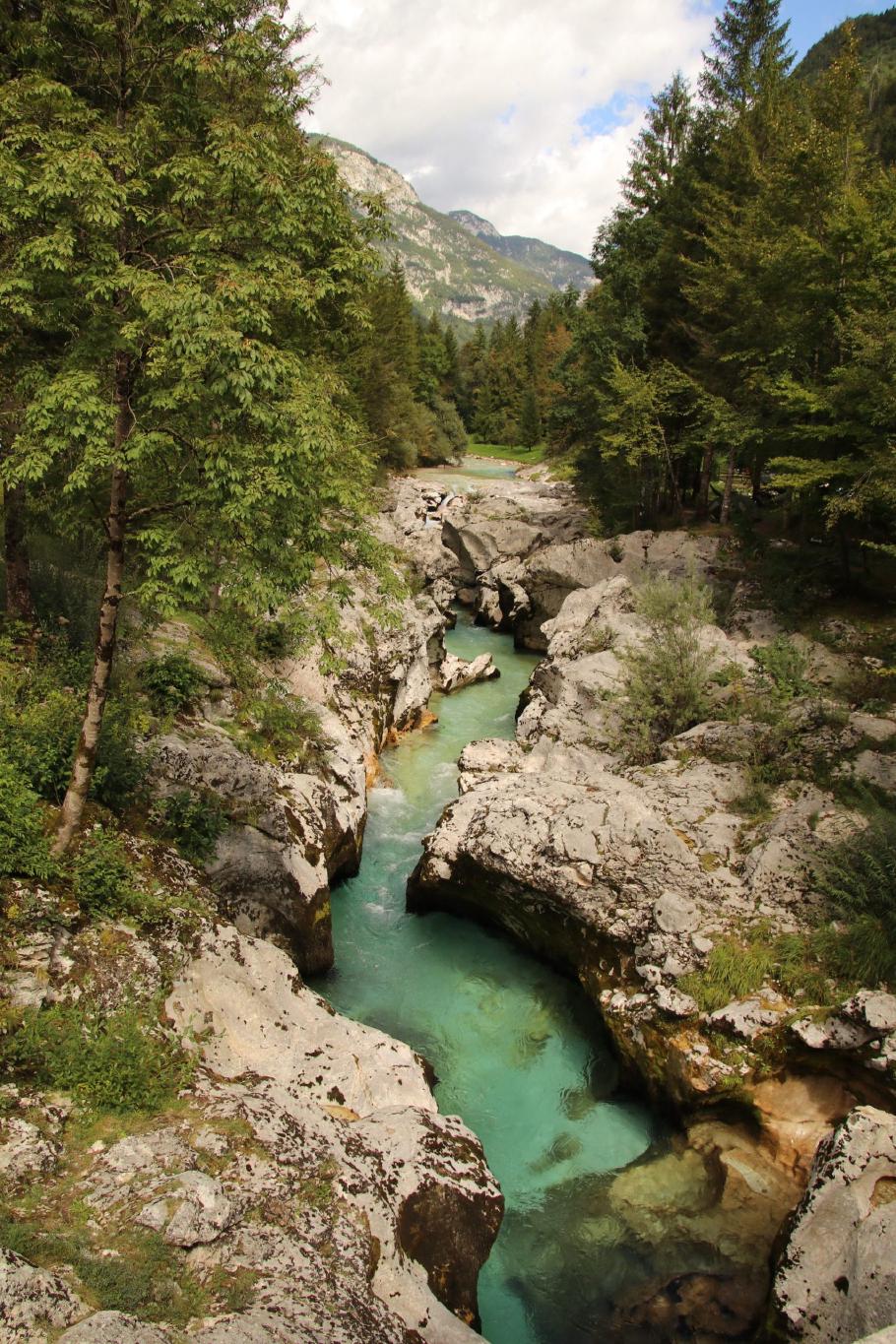 Die Farbe des Flusses kommt hier voll zur Geltung.