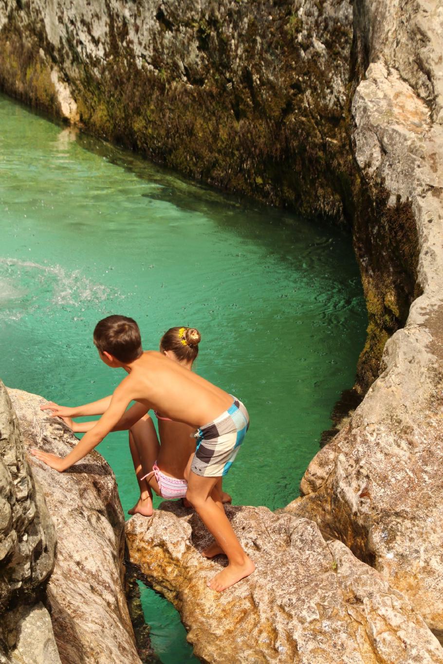 Auch Annabell und Felix hüpfen kurz ins kalte Nass.