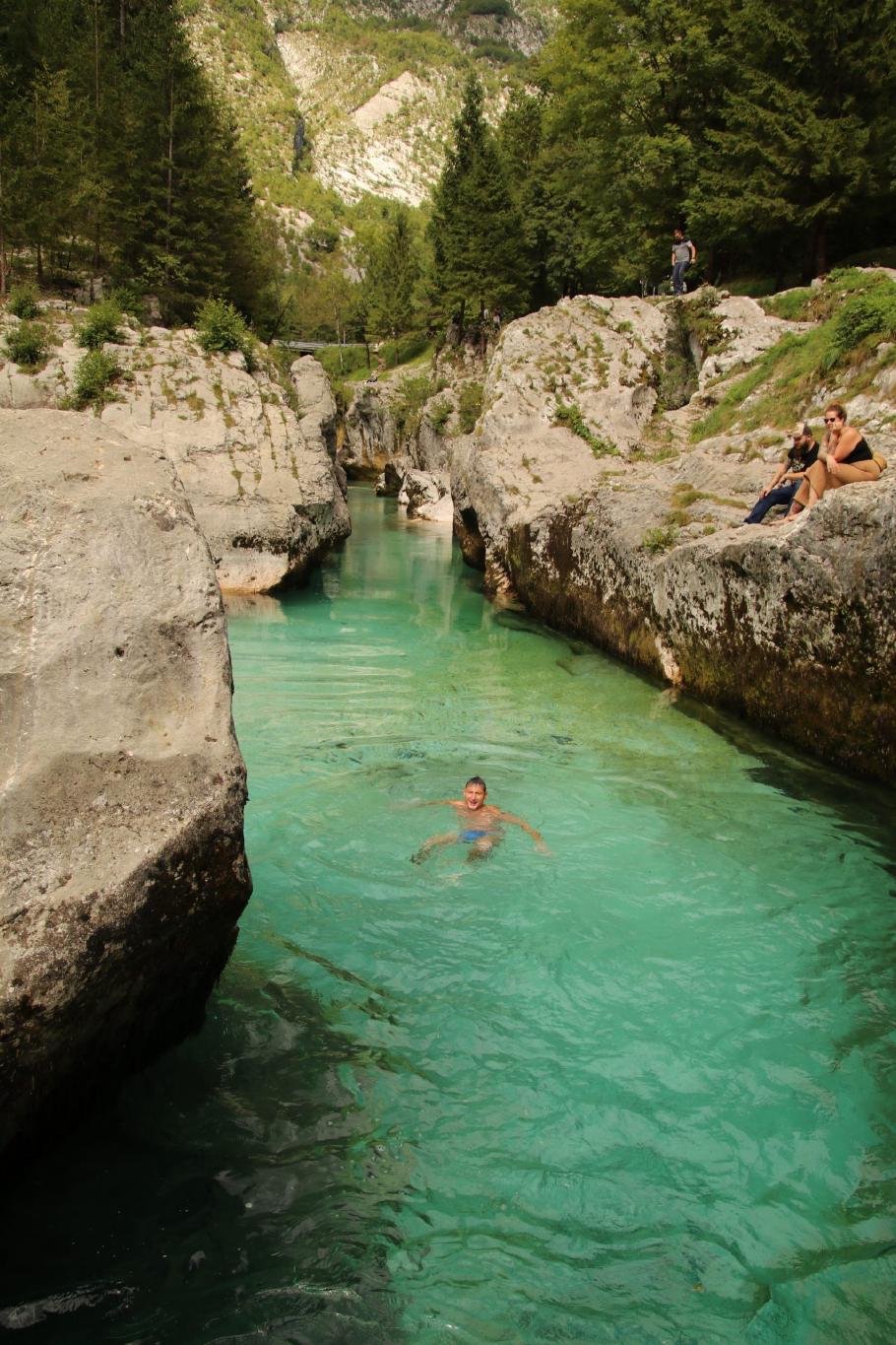 Ein paar Verrückte schwimmen sogar im 10 Grad kalten Wasser.