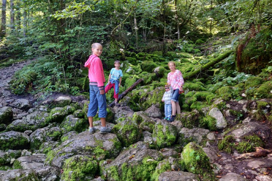 Die Steine sind hier moosbewachsen und ganz schön rutschig.