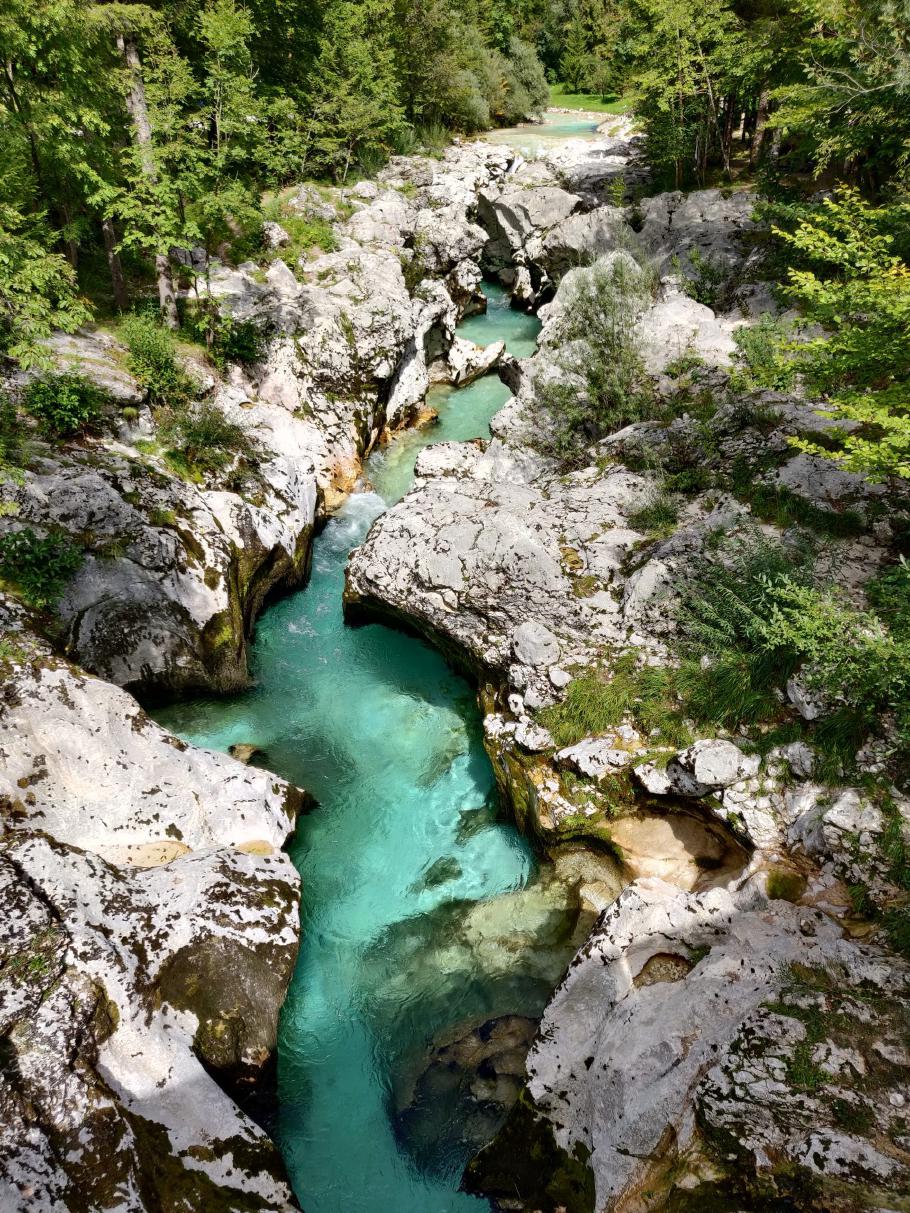 Die „Tröge“ sind schmale Becken, die der Fluss in den Felsen geschnitten hat.
