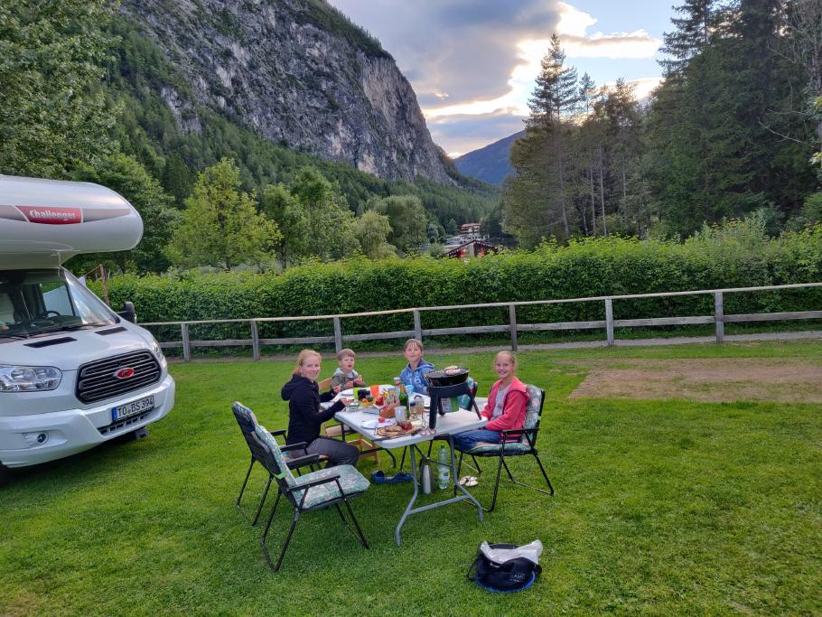Abendessen auf dem Campingplatz.