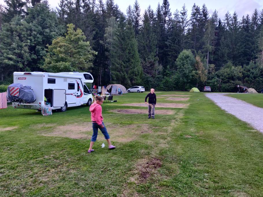 Anke und Annabell spielen nach dem Essen noch eine Runde Federball.