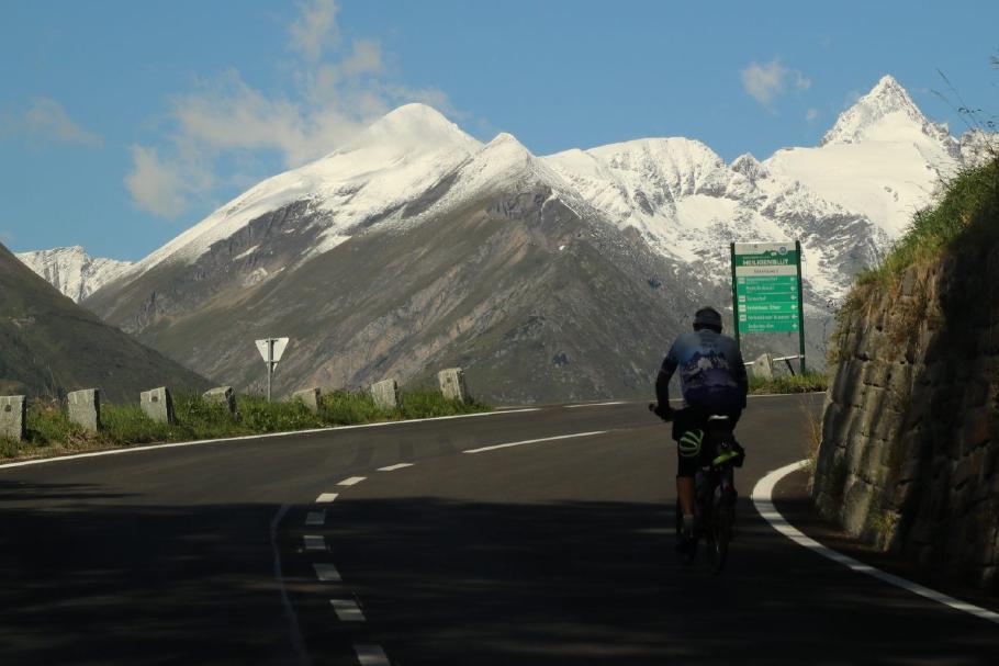 Hinter der Kurve sind die ersten schneebedeckten Gipfel zu sehen.