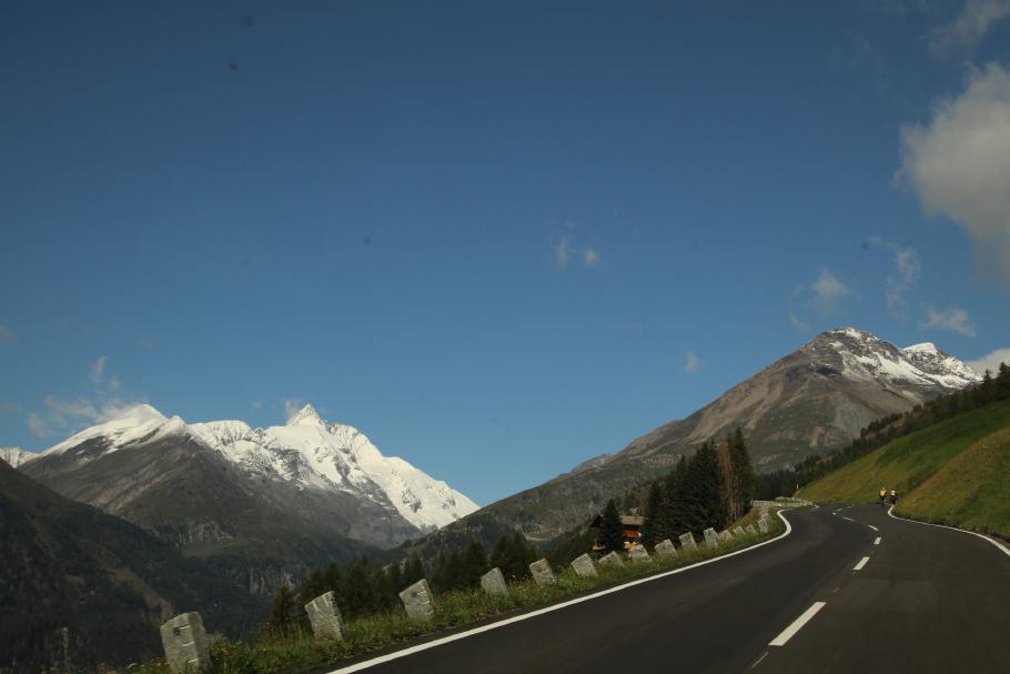 Wir überholen etliche Radfahrer, die sich die steilen Serpentinen hinauf quälen.