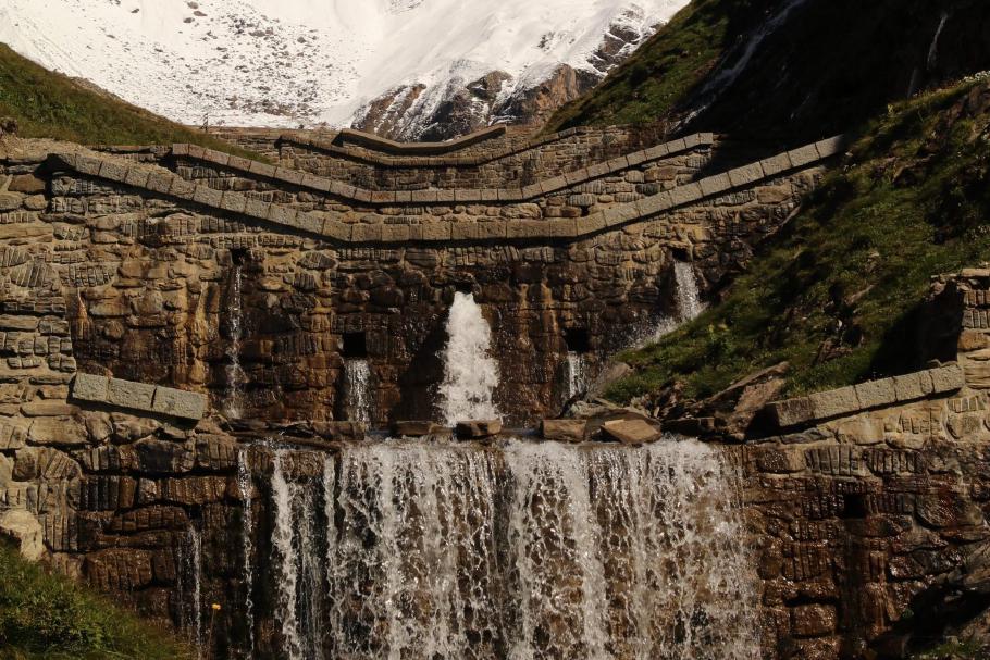 Einer von vielen Wasserfällen auf dem Weg hinauf.