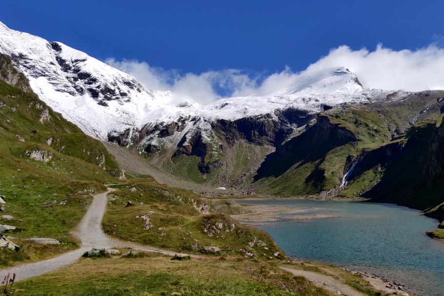 Der geschmolzene Schnee hat überall große Seen gebildet.