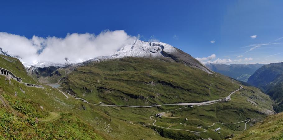 Nach all den Kurven sind wir endlich oben.