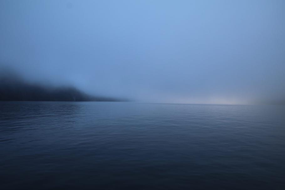 Von der Ferne sehen wir am südlichen Ufer etwas schimmern.