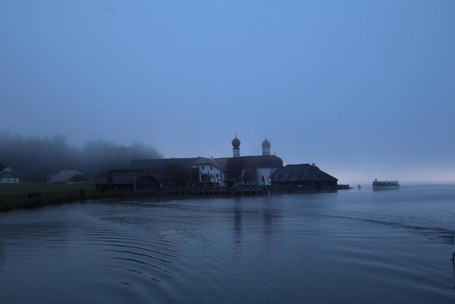 Viele sind schon bei St. Bartholomä ausgestiegen – mitten im Nebel.