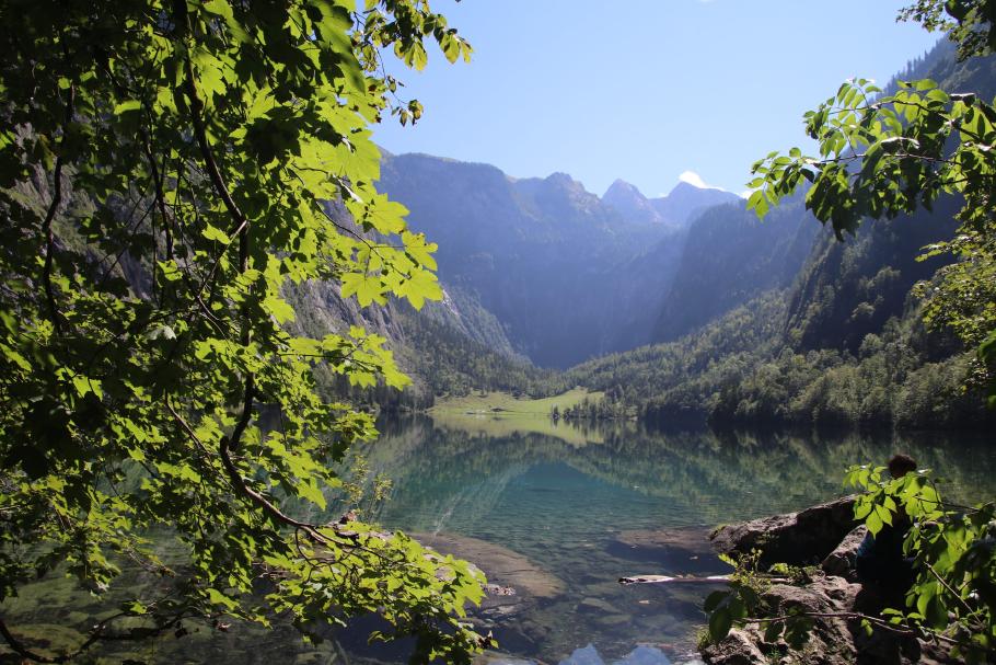 Die Almhütte am Ende des Sees ist unser Ziel.