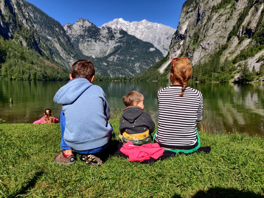 Die Aussicht ist toll und in der Sonne wird uns ordentlich warm.