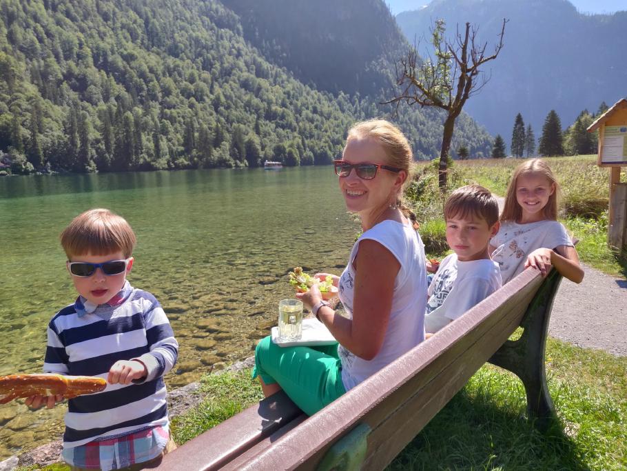 Mittagessen in St. Bartholomä. Wein gibt’s hier im Maßkrug.