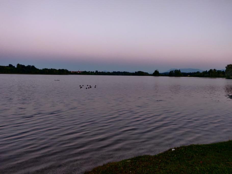 Am Horizont hinterm See sind noch die Alpen zu sehen.
