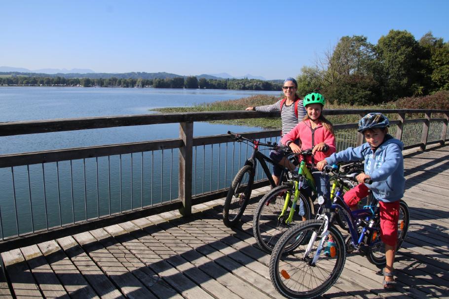Die Brücke führt über die Verbindung zwischen dem Tachinger- und dem Waginger See.