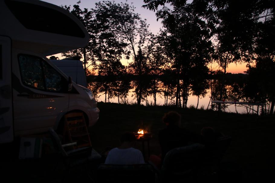 Lagerfeuerromantik mit Sonnenuntergang.