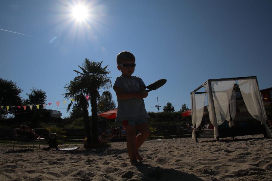 Gewissenhaft wird der Strand neu gestaltet.