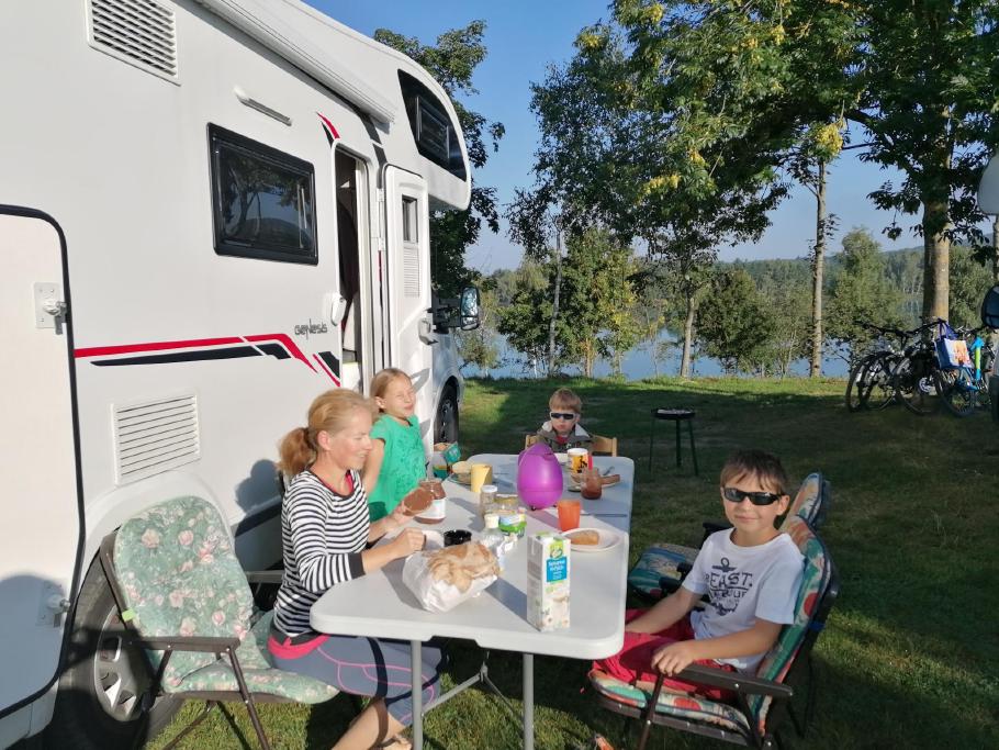 Beim Frühstück geht’s kaum noch ohne Sonnenbrille.