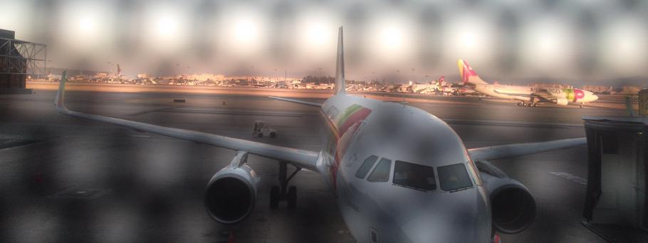 Über dem Flughafen geht gerade die Sonne auf