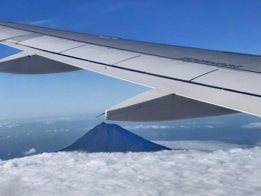 Kurz vor dem Ziel sehen wir die Spitze des Pico aus den Wolken herausragen.