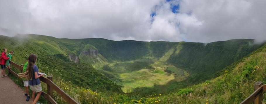 Die Caldera begrüßt uns mit üppigen Grün.