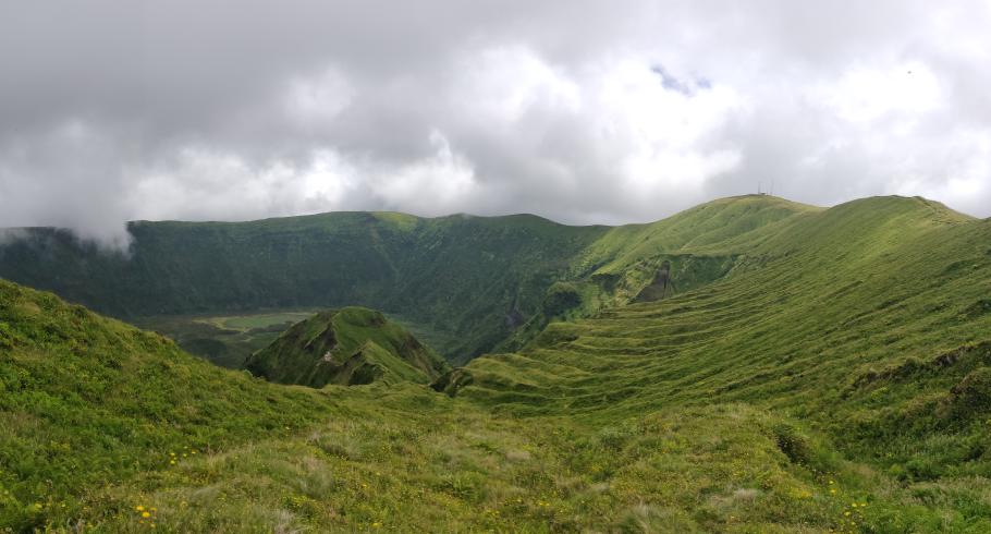 Wolken und Sonne wechseln in schneller Folge.