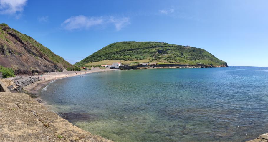 Einer der wenigen Sandstrände der Azoren.