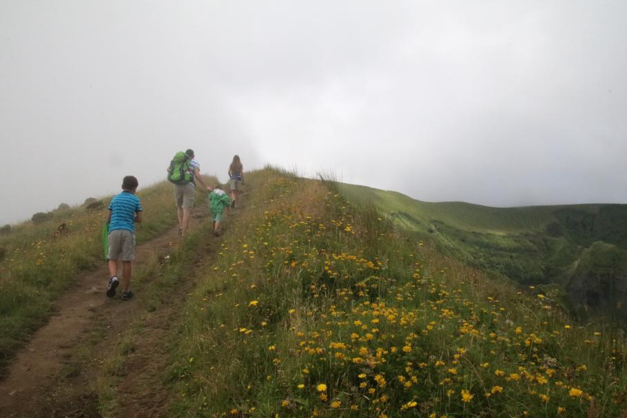 Wir marschieren zuerst auf den höchsten Punkt der Runde zu.