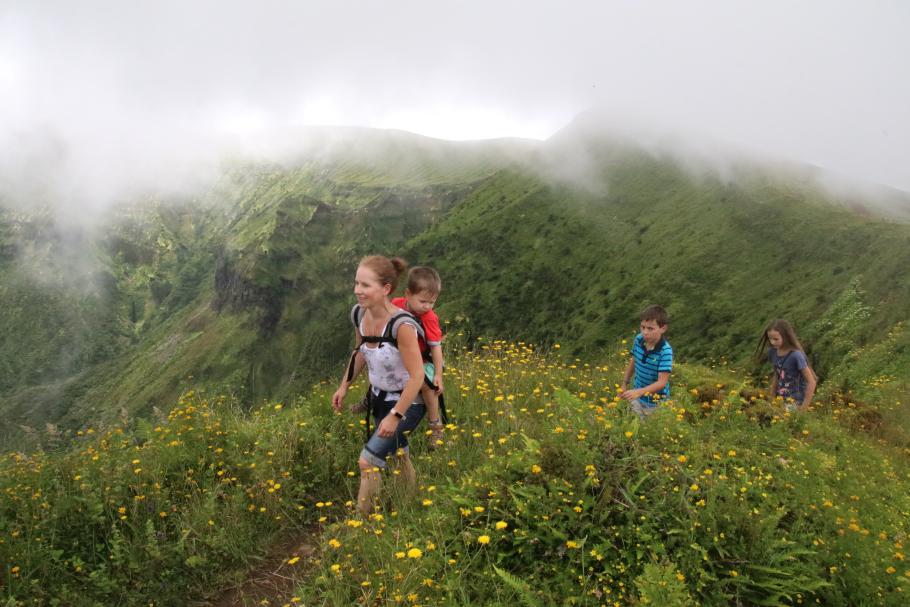 Mattis nutzt die Zeit, um sich über die vielen Wildblumen zu freuen.