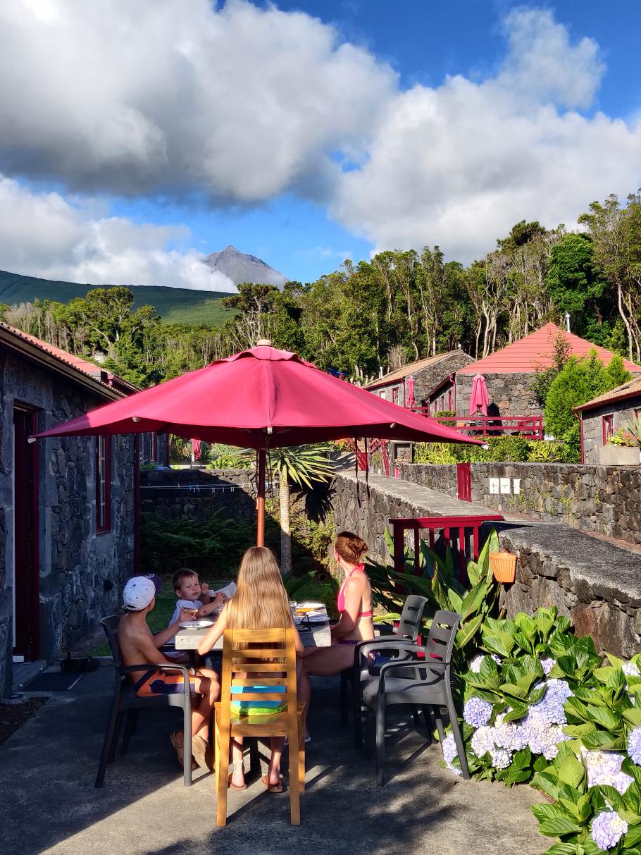 Während wir frühstücken, schält sich die Spitze des Pico aus den Wolken.