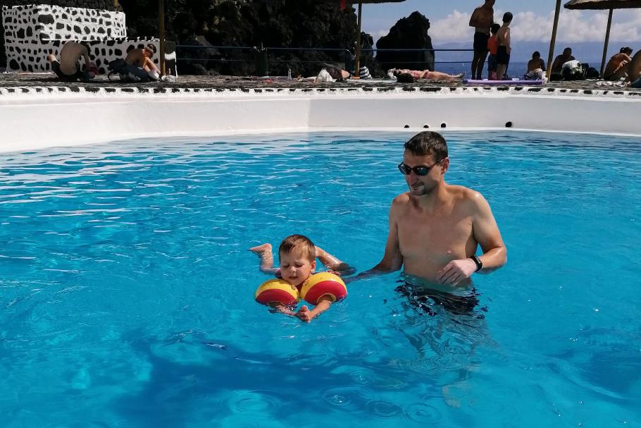 Mattis übt schon Schwimmbewegungen