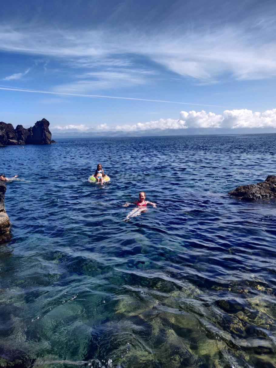 Die Mädels wagen sich ins kühle Meer