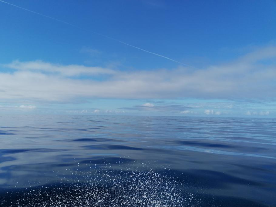 Das Meer ist heute spiegelglatt