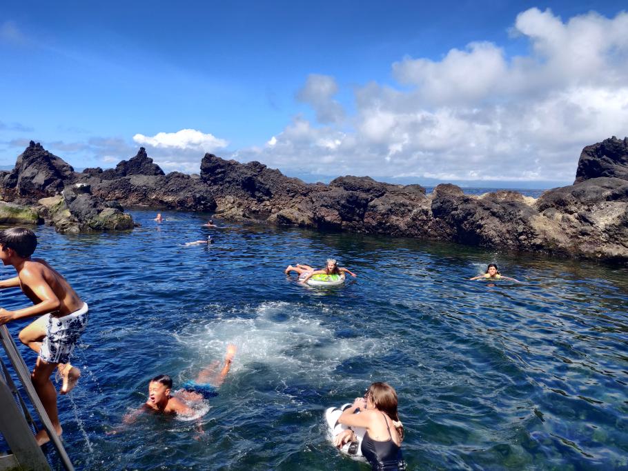 Solche natürlichen Schwimmbäder gibt es hier an vielen Orten