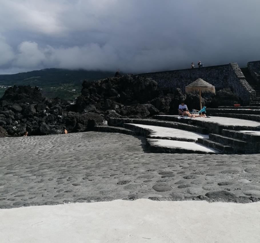 Direkt hinter uns hängen tiefe Wolken, während bei uns noch die Sonne scheint