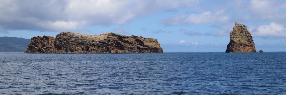 Die Felsen, die wir schon von der Fähre aus gesehen haben, waren mal ein Vulkan.