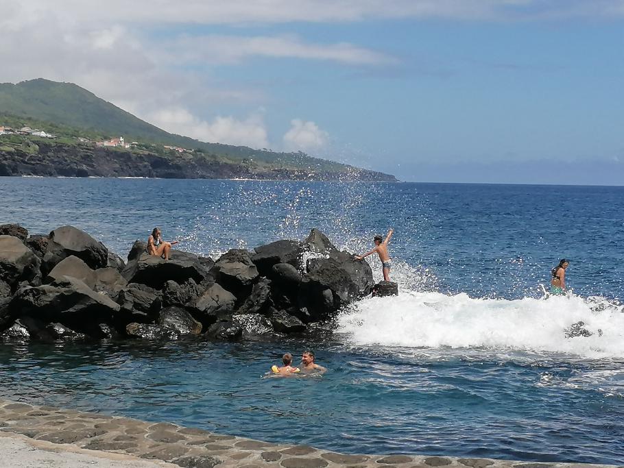 Jede Welle, die es über die Steine schafft, löst Begeisterung aus